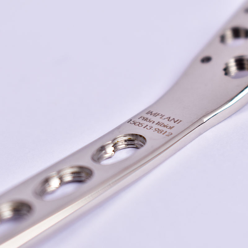 PLACA ANATOMICA TIBIA DISTAL MEDIAL 3.5 EN ACERO Y EN TITANIO - Imagen 4